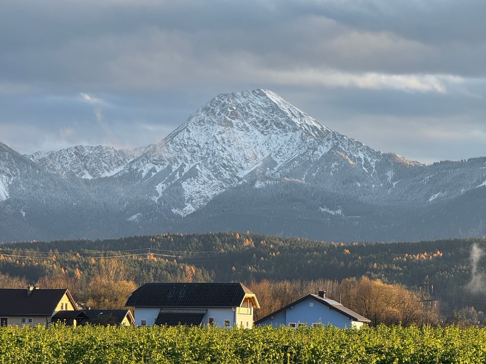 Blick auf verschneite Berge und Häuser in Kärnten